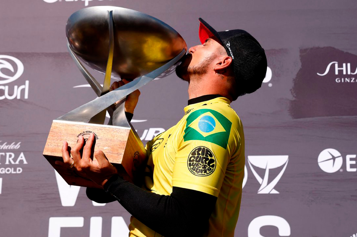 Gabriel Medina beijando troféu
