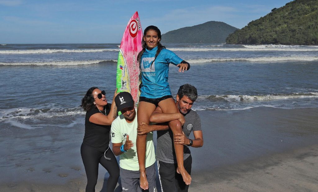 Sophia Medina e família na praia